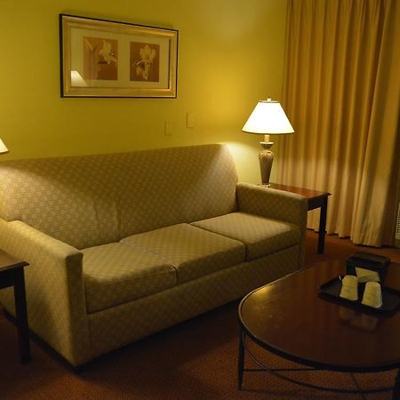 Ramada By Wyndham Wichita Airport Hotel Екстериор снимка