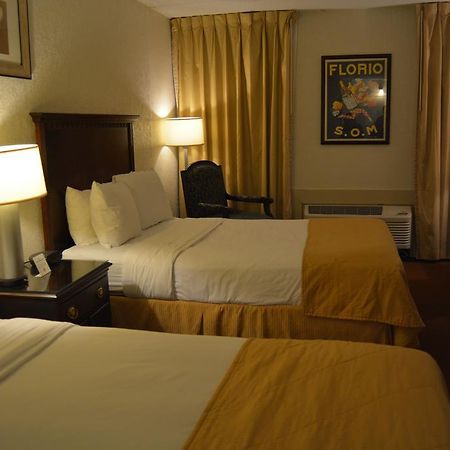 Ramada By Wyndham Wichita Airport Hotel Екстериор снимка