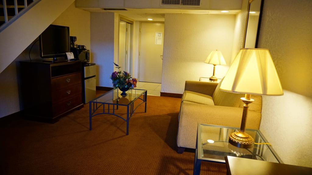 Ramada By Wyndham Wichita Airport Hotel Екстериор снимка