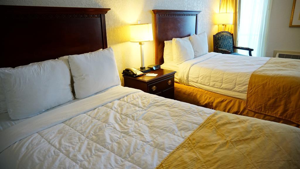 Ramada By Wyndham Wichita Airport Hotel Екстериор снимка