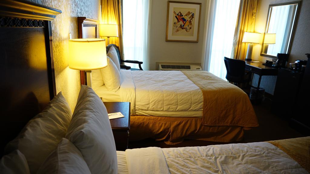Ramada By Wyndham Wichita Airport Hotel Екстериор снимка