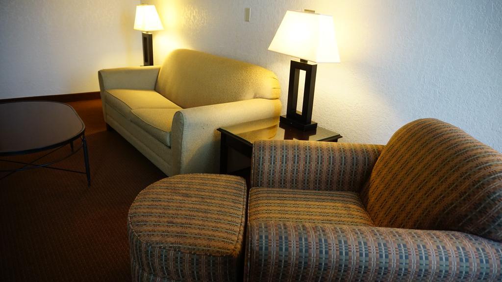 Ramada By Wyndham Wichita Airport Hotel Стая снимка