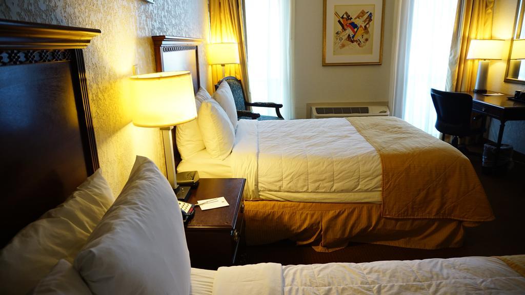 Ramada By Wyndham Wichita Airport Hotel Екстериор снимка