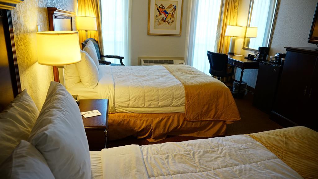 Ramada By Wyndham Wichita Airport Hotel Екстериор снимка