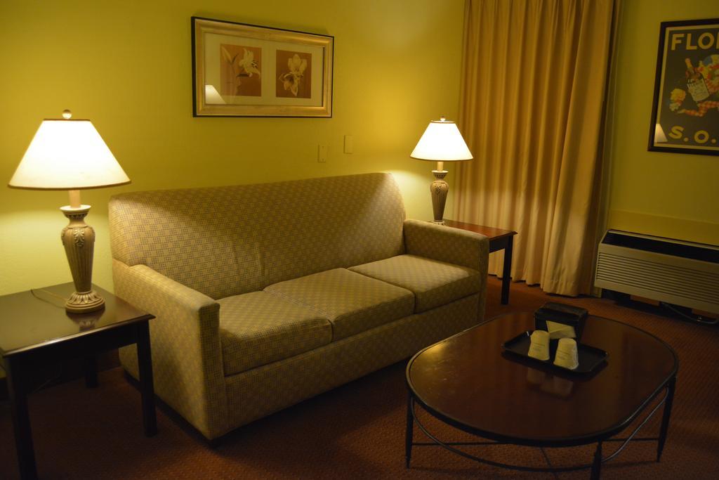 Ramada By Wyndham Wichita Airport Hotel Екстериор снимка