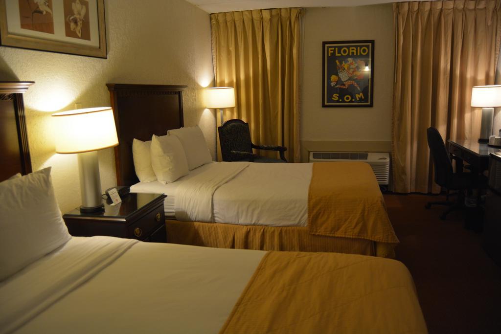 Ramada By Wyndham Wichita Airport Hotel Екстериор снимка