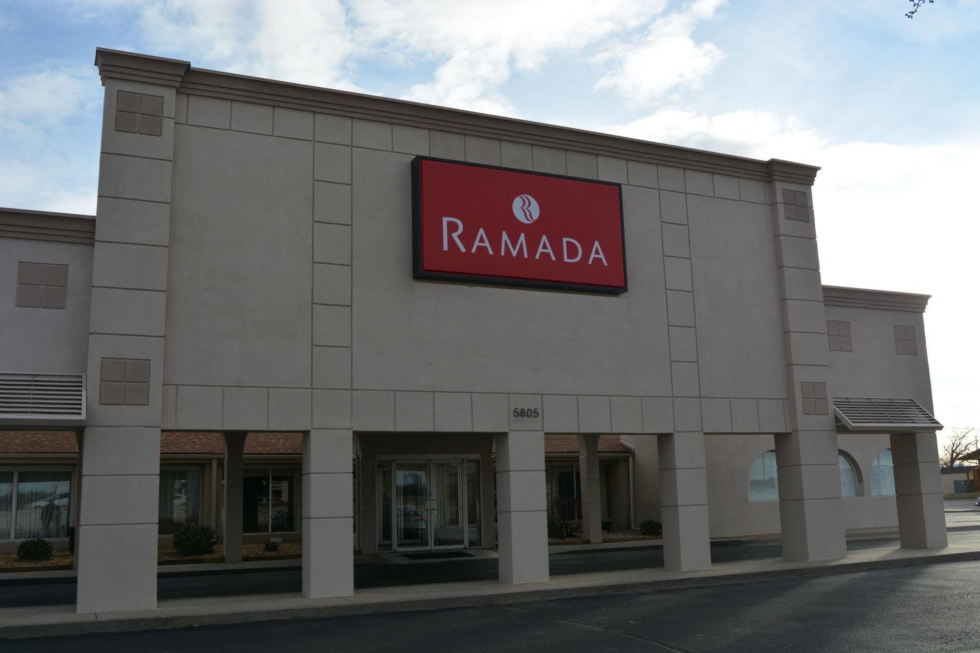 Ramada By Wyndham Wichita Airport Hotel Екстериор снимка
