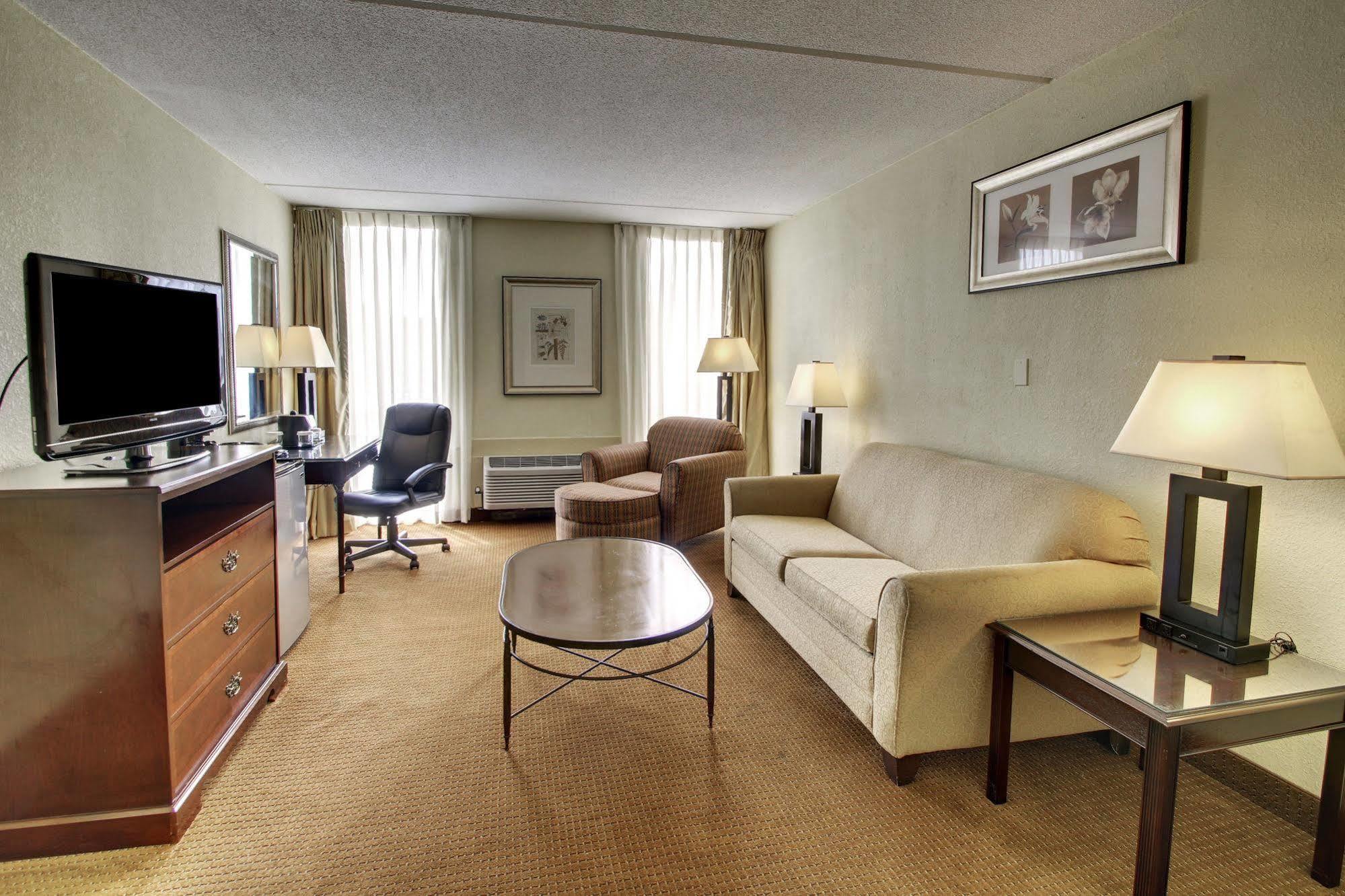 Ramada By Wyndham Wichita Airport Hotel Екстериор снимка