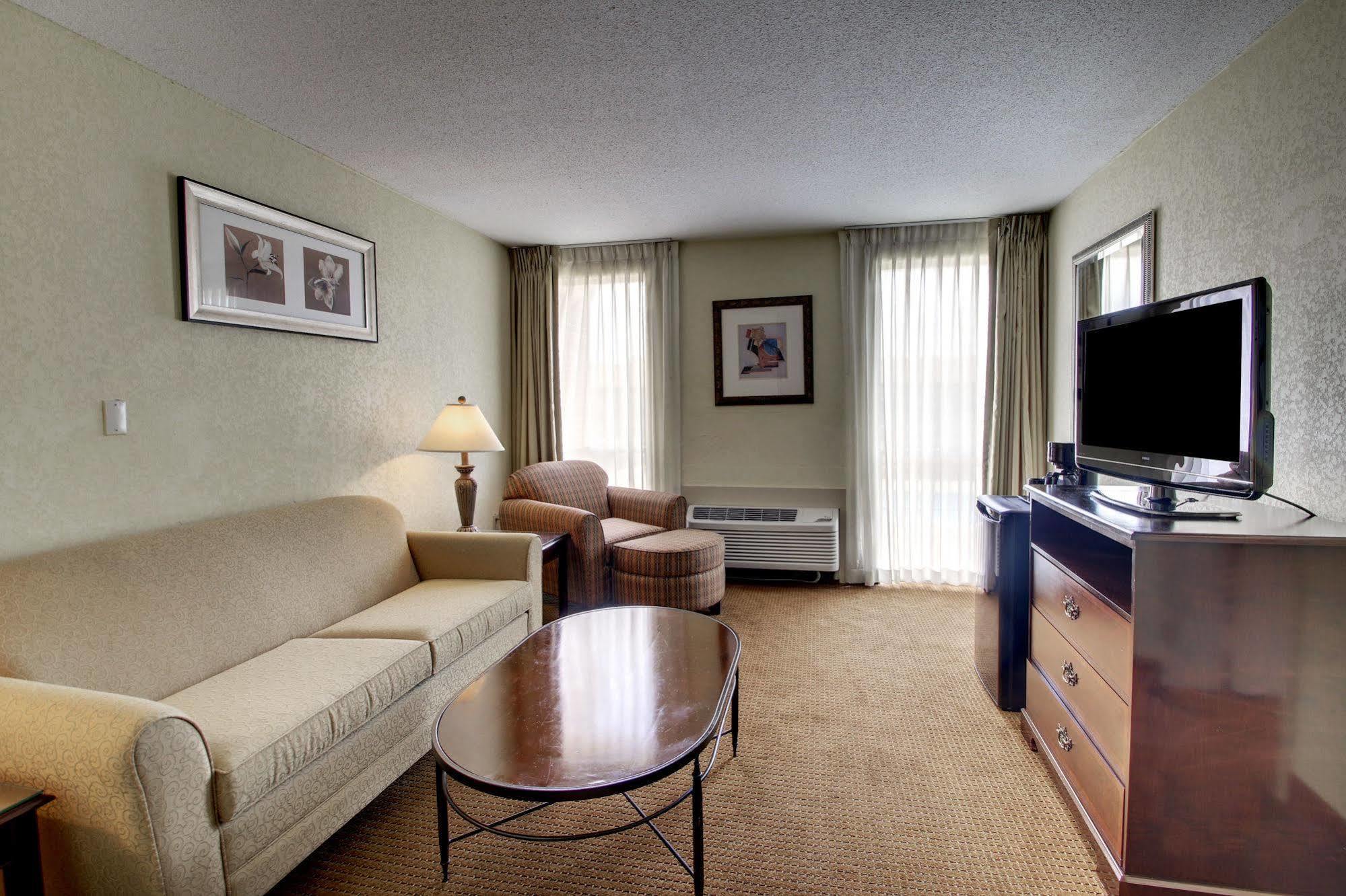 Ramada By Wyndham Wichita Airport Hotel Екстериор снимка