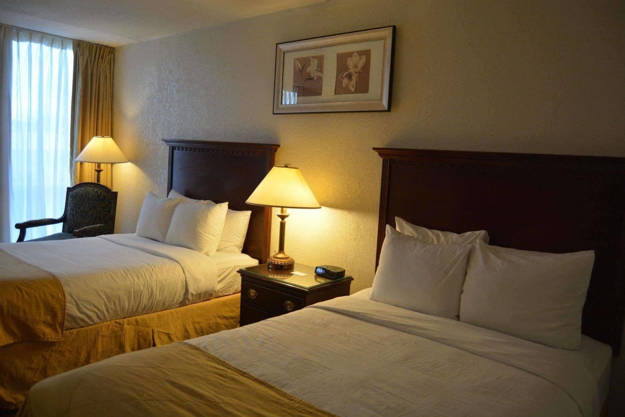 Ramada By Wyndham Wichita Airport Hotel Екстериор снимка