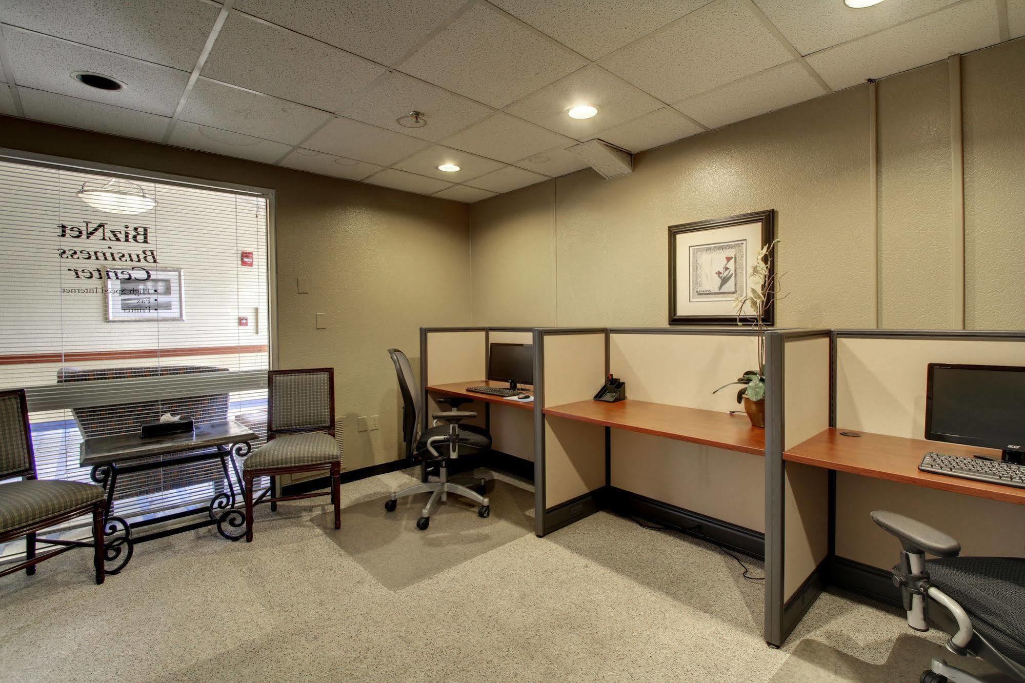 Ramada By Wyndham Wichita Airport Hotel Екстериор снимка